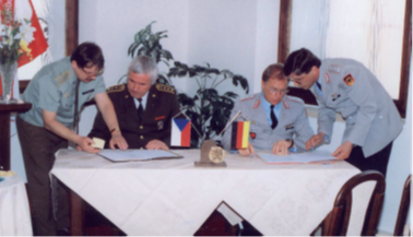 03_1995_2002_03_podpis_smlouvy_srn.jpg