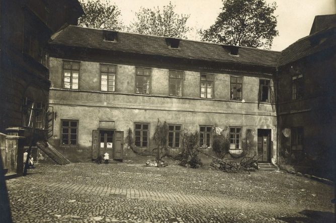 1918_1934_02_prvni_budova_vzu.jpg
