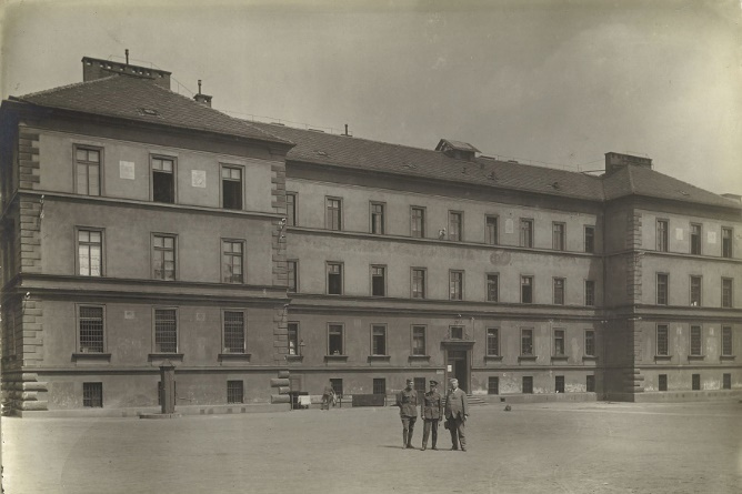 1918_1934_05_stefanikovy_kasarny.jpg