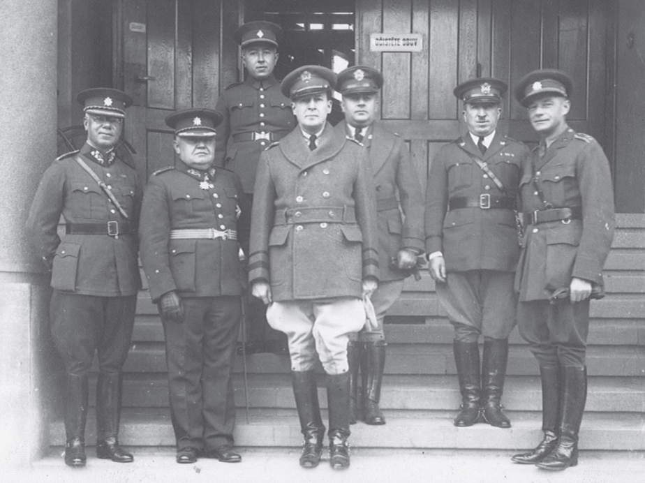 1918_1934_24_macarthur_ve_vzu.jpg