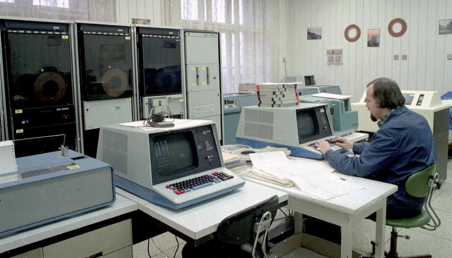 1961_1979_33_pocitacovy_sal_vzu.jpg